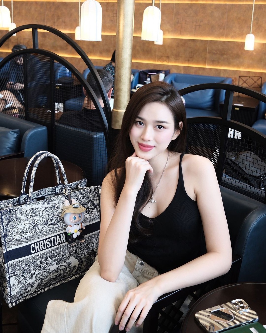 Gu thời trang ngày càng quyến rũ, sang chảnh của Hoa hậu Đỗ Thị Hà - 5 Gu thời trang ngày càng quyến rũ, sang chảnh của Hoa hậu Đỗ Thị Hà - 5