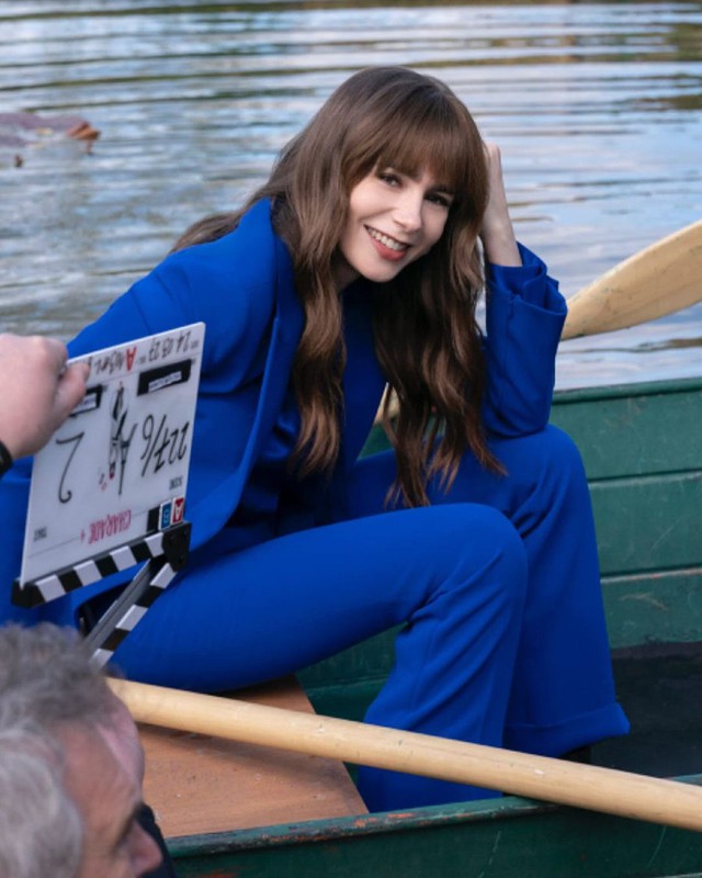 Những kiểu tóc mùa thu cực phẩm của Lily Collins trong 'Emily in Paris'- Ảnh 2. Những kiểu tóc mùa thu cực phẩm của Lily Collins trong 'Emily in Paris'- Ảnh 2.
