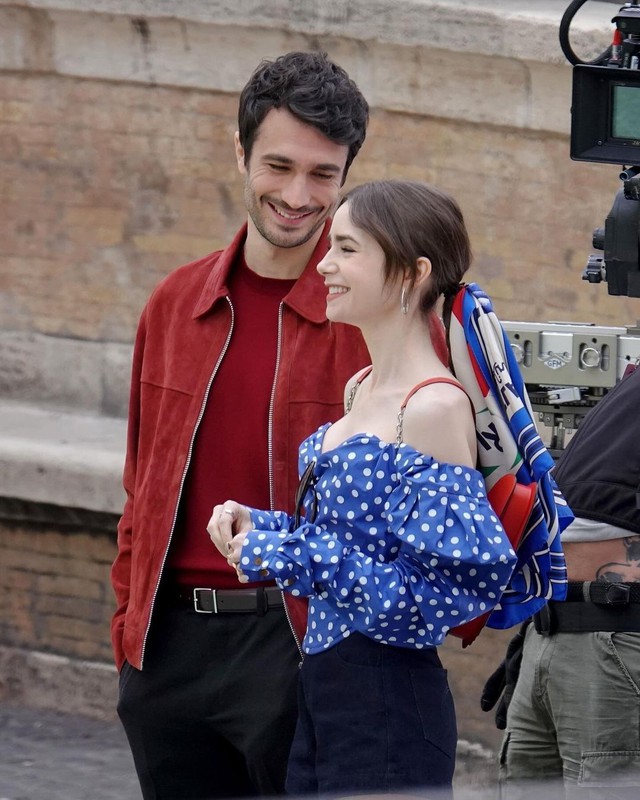 Những kiểu tóc mùa thu cực phẩm của Lily Collins trong 'Emily in Paris'- Ảnh 3. Những kiểu tóc mùa thu cực phẩm của Lily Collins trong 'Emily in Paris'- Ảnh 3.