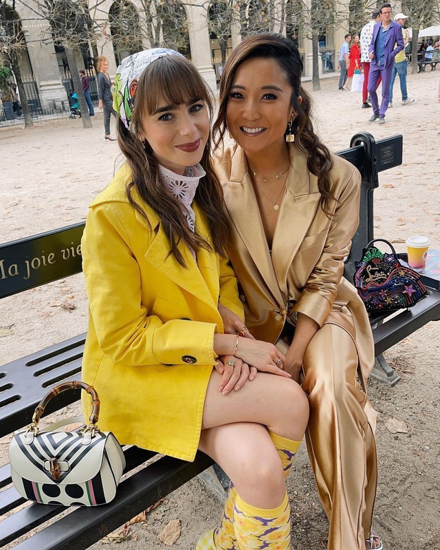 Những kiểu tóc mùa thu cực phẩm của Lily Collins trong 'Emily in Paris'- Ảnh 4. Những kiểu tóc mùa thu cực phẩm của Lily Collins trong 'Emily in Paris'- Ảnh 4.