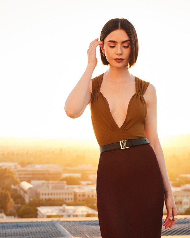 Những kiểu tóc mùa thu cực phẩm của Lily Collins trong 'Emily in Paris'- Ảnh 7. Những kiểu tóc mùa thu cực phẩm của Lily Collins trong 'Emily in Paris'- Ảnh 7.