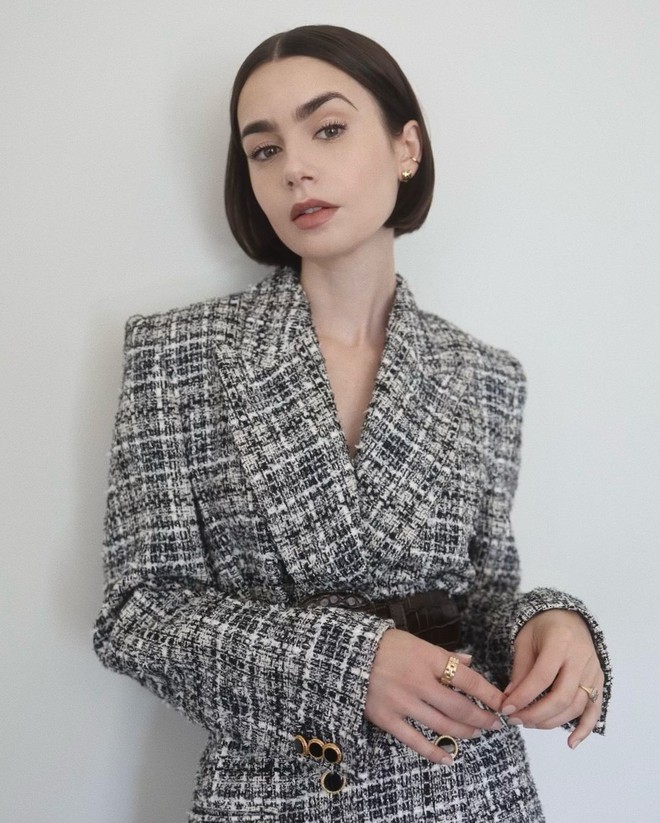 Những kiểu tóc mùa thu cực phẩm của Lily Collins trong 'Emily in Paris'- Ảnh 6. Những kiểu tóc mùa thu cực phẩm của Lily Collins trong 'Emily in Paris'- Ảnh 6.