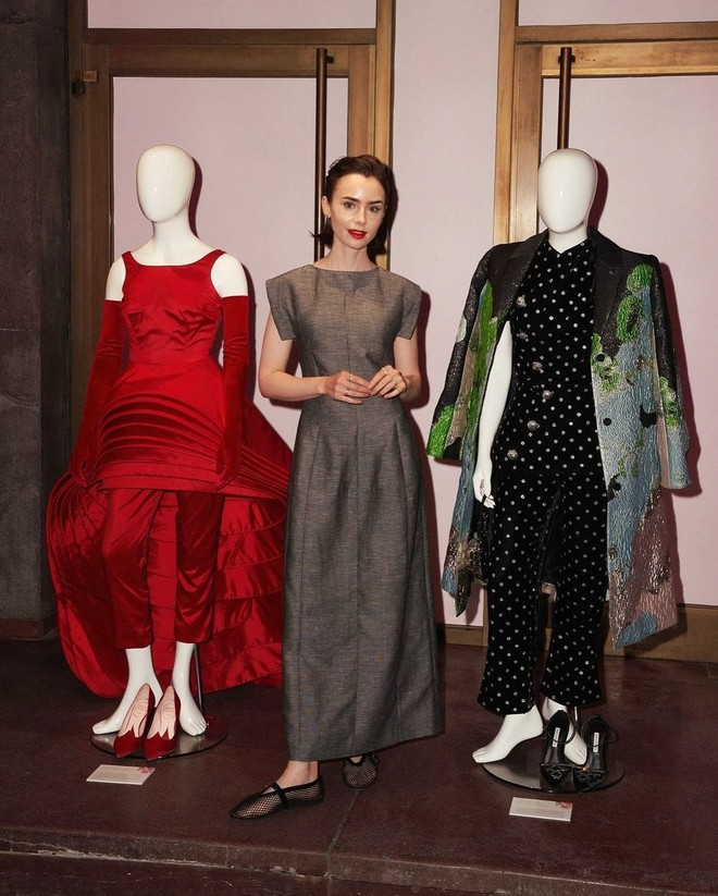 Những kiểu tóc mùa thu cực phẩm của Lily Collins trong 'Emily in Paris'- Ảnh 8. Những kiểu tóc mùa thu cực phẩm của Lily Collins trong 'Emily in Paris'- Ảnh 8.