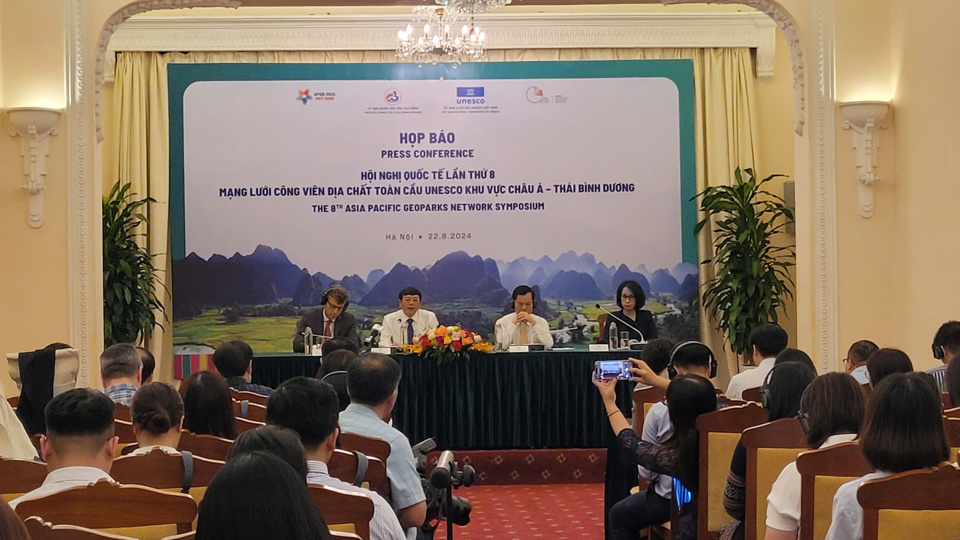 Buổi họp báo về Hội nghị Quốc tế lần thứ 8 của mạng lưới các công viên địa chất toàn cầu UNESCO khu vực châu Á – Thái Bình Dương chiều 22/8 tại Hà Nội. Ảnh: Việt Anh