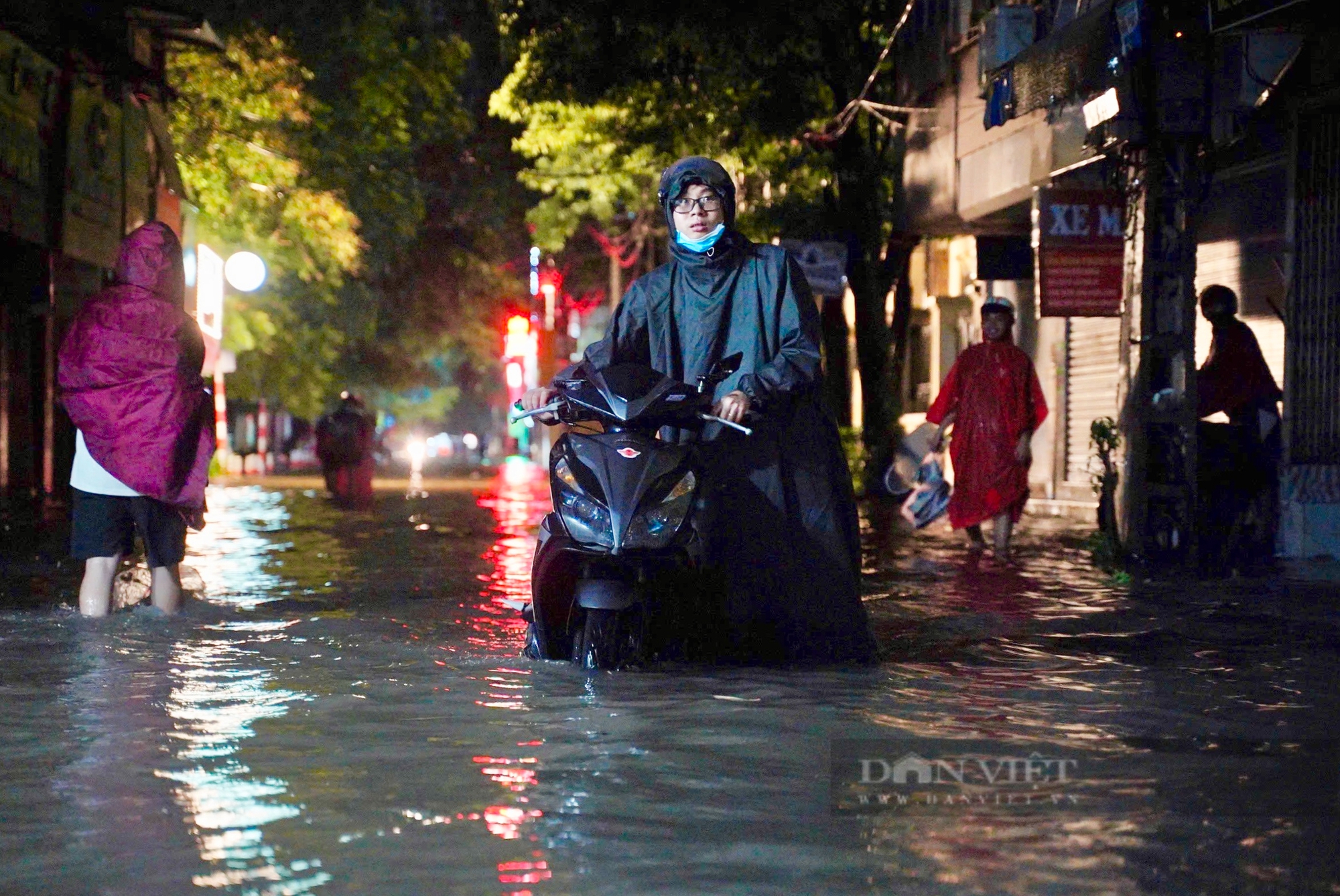Mưa lớn như trút nước trong đêm, nhiều tuyến phố ở Hà Nội ngập thành sông- Ảnh 2. Mưa lớn như trút nước trong đêm, nhiều tuyến phố ở Hà Nội ngập thành sông- Ảnh 2.