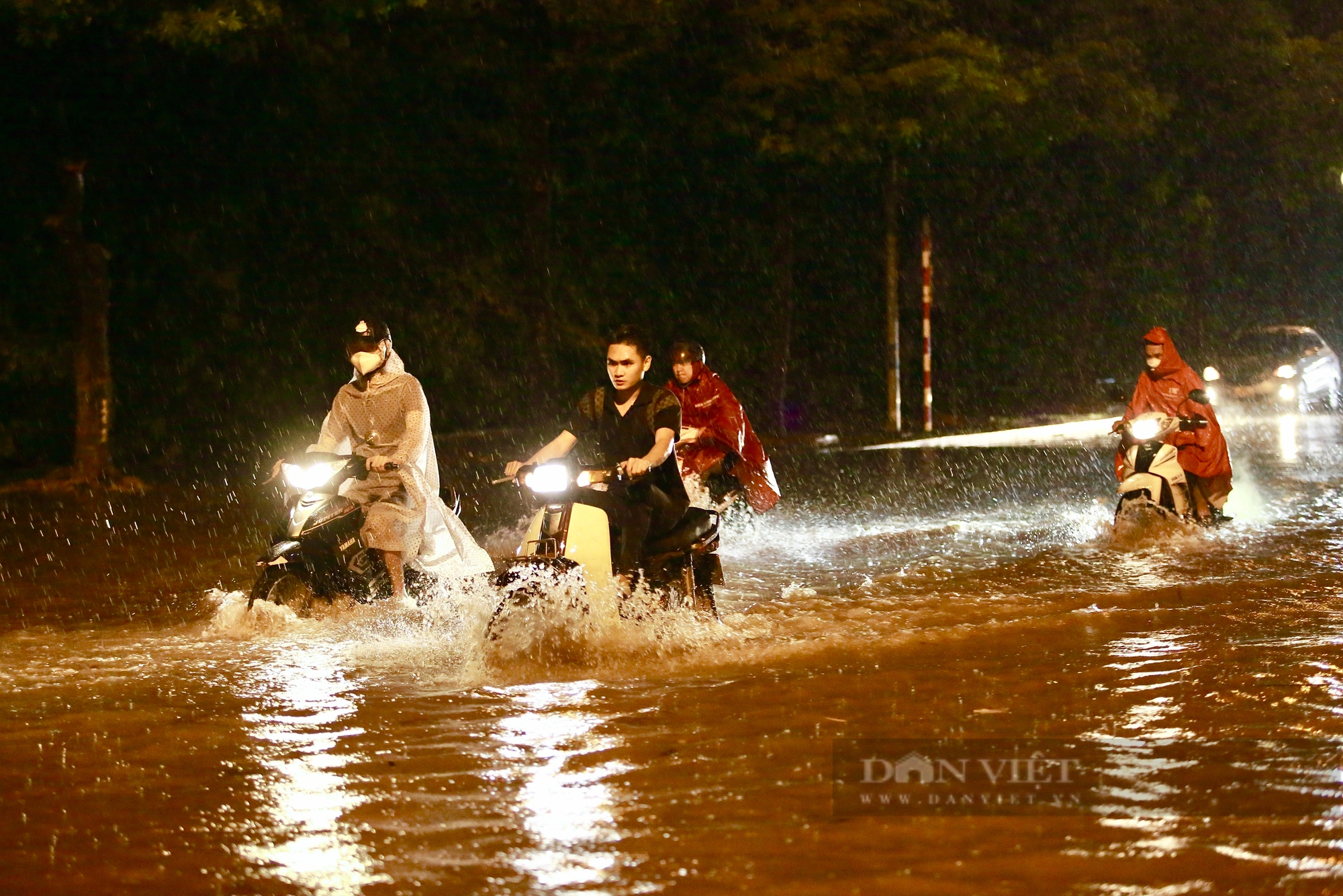 Mưa lớn như trút nước trong đêm, nhiều tuyến phố ở Hà Nội ngập thành sông- Ảnh 4. Mưa lớn như trút nước trong đêm, nhiều tuyến phố ở Hà Nội ngập thành sông- Ảnh 4.