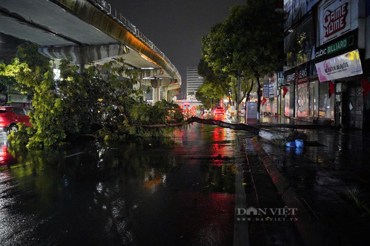 Mưa lớn như trút nước trong đêm, nhiều tuyến phố ở Hà Nội ngập thành sông- Ảnh 8. Mưa lớn như trút nước trong đêm, nhiều tuyến phố ở Hà Nội ngập thành sông- Ảnh 8.