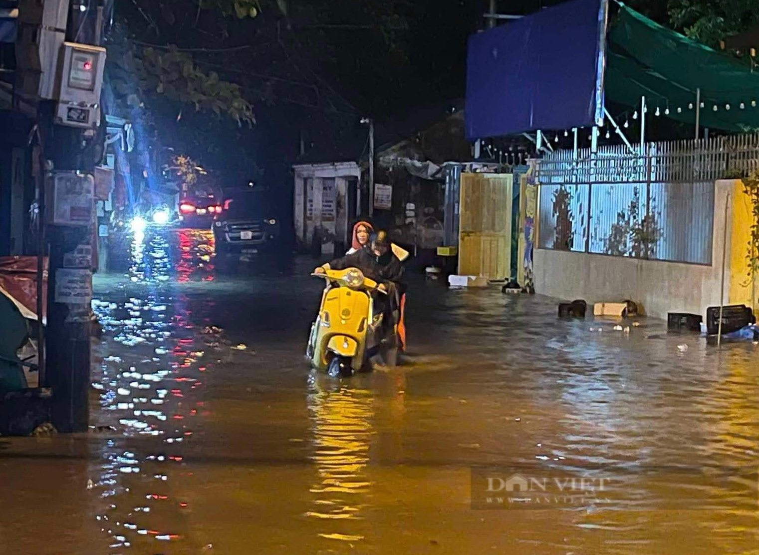 Mưa lớn như trút nước trong đêm, nhiều tuyến phố ở Hà Nội ngập thành sông- Ảnh 9. Mưa lớn như trút nước trong đêm, nhiều tuyến phố ở Hà Nội ngập thành sông- Ảnh 9.