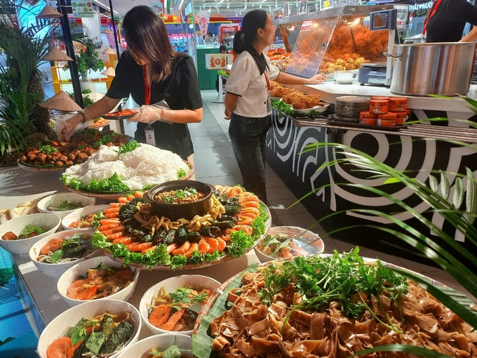 z5756081327166_751d2446038f9bd2f1b73eaf337a180e-154213_40.jpg Món bánh canh và bún chả được bày trí đẹp mắt tại Lễ hội Tự hào đặc sản Việt.