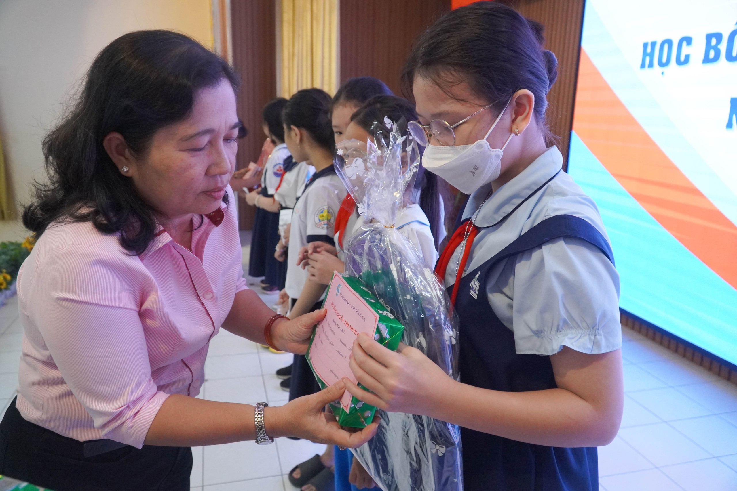 Hơn 9 tỉ đồng trao cho học sinh có hoàn cảnh khó khăn- Ảnh 3. Hơn 9 tỉ đồng trao cho học sinh có hoàn cảnh khó khăn- Ảnh 3.
