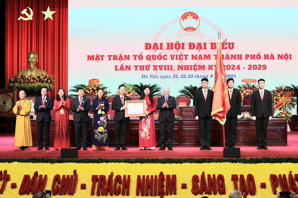 Ủy ban Mặt trận Tổ quốc Việt Nam TP Hà Nội đón nhận Huân chương Lao động hạng Nhất