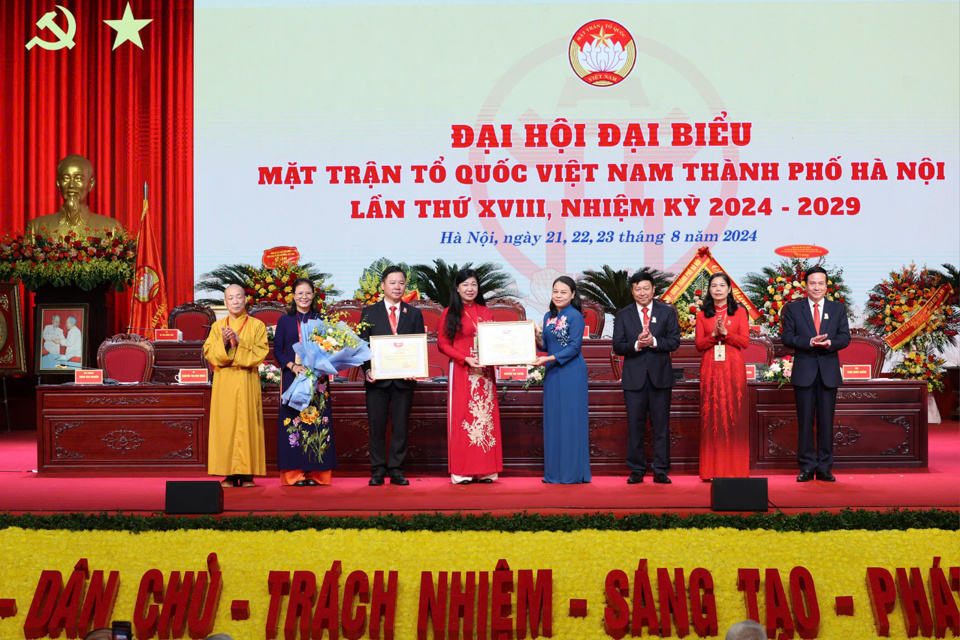 Phó Chủ tịch - Tổng Thư ký Ủy ban T.Ư Mặt trận Tổ quốc Việt Nam Nguyễn Thị Thu Hà trao Bằng khen cho Chủ tịch Ủy ban Mặt trận Tổ quốc Việt Nam TP Hà Nội Nguyễn Lan Hương