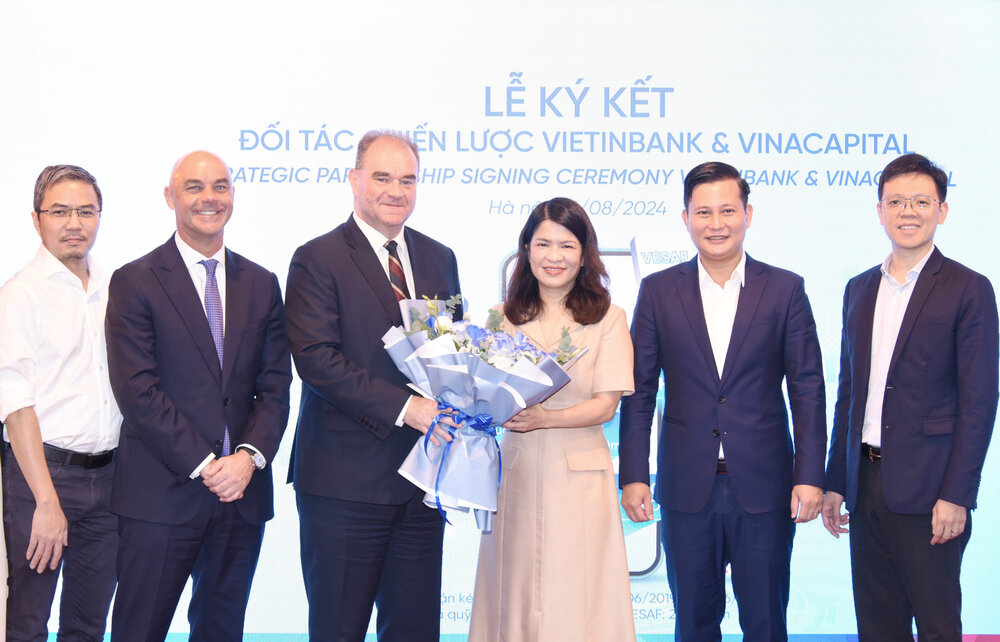 Bà Phạm Thị Thanh Hoài – Thành Viên HĐQT VietinBank chúc mừng lễ ký kết. Ảnh: VietinBank
