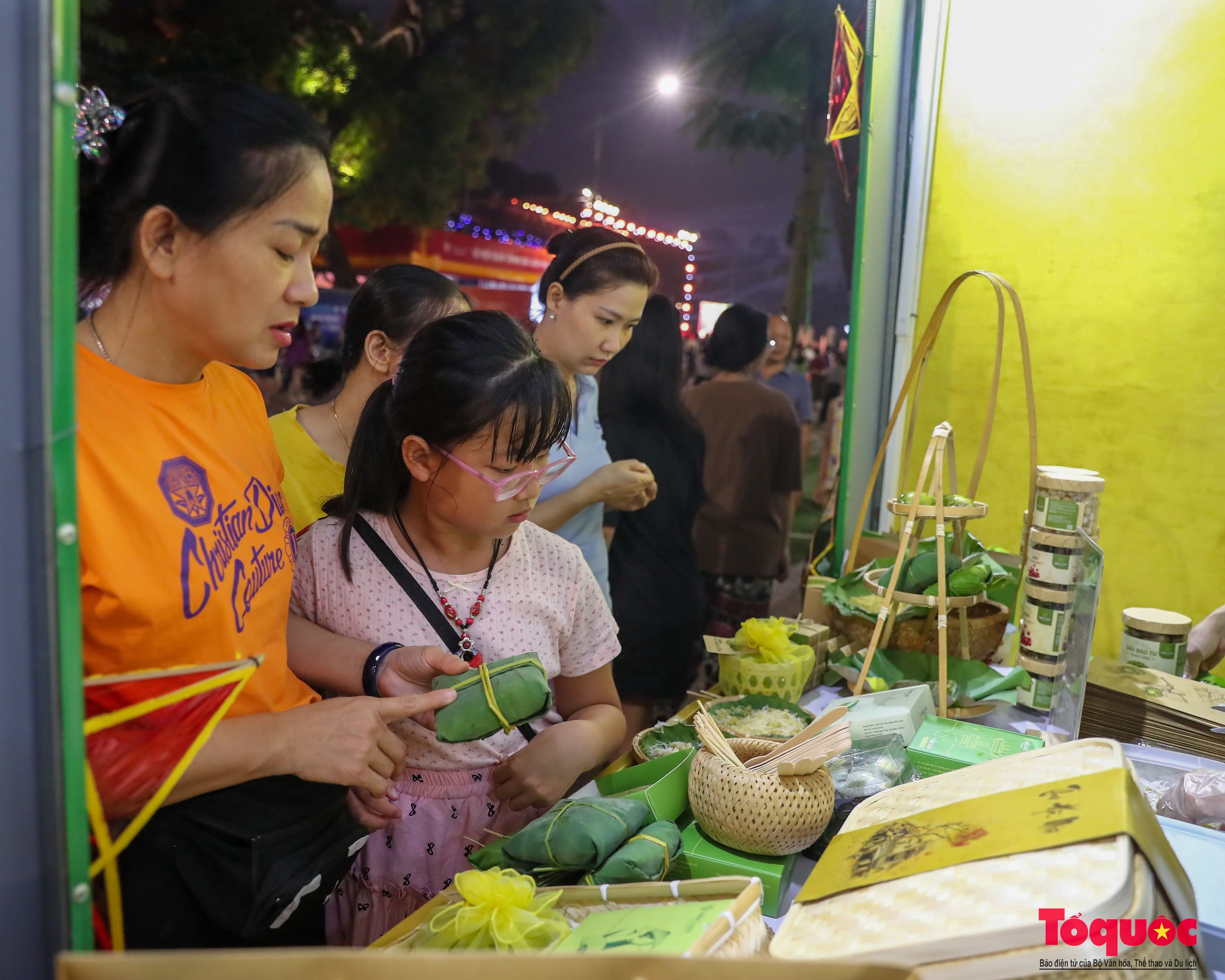 Ấn tượng Lễ hội quà tặng du lịch Hà Nội 2024 - Ảnh 6. Ấn tượng Lễ hội quà tặng du lịch Hà Nội 2024 - Ảnh 6.