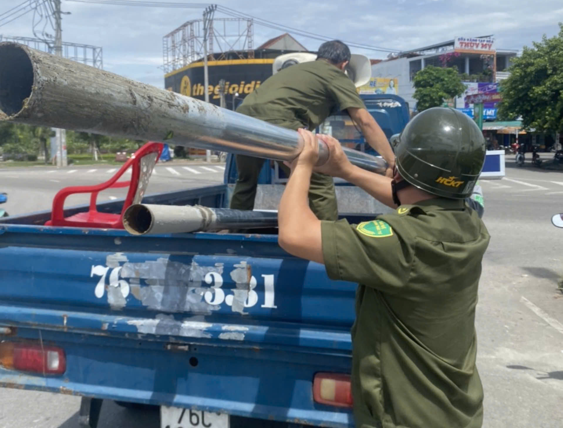 Nhổ bỏ loạt biển quảng cáo núp bóng biển chỉ đường ở Quảng Ngãi- Ảnh 2. Nhổ bỏ loạt biển quảng cáo núp bóng biển chỉ đường ở Quảng Ngãi- Ảnh 2.
