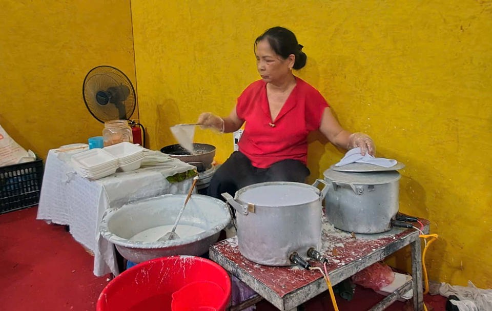 Nghệ nhân làng bánh cuốn Thanh Trì trình diễn và phục vụ cách sản xuất bánh cuốn. Ảnh: Hoài Nam