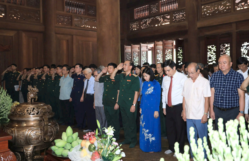 Phó Bí thư Thường trực Thành ủy Nguyễn Thị Tuyến và Đoàn đại biểu Bộ Tư lệnh Bảo vệ Lăng Chủ tịch Hồ Chí Minh bày tỏ lòng thành kính, biết ơn vô hạn đối với Chủ tịch Hồ Chí Minh.