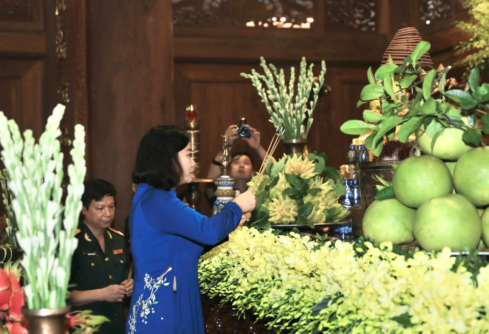 Phó Bí thư Thường trực Thành ủy Nguyễn Thị Tuyến dâng hương, dâng hoa tưởng nhớ Chủ tịch Hồ Chí Minh.