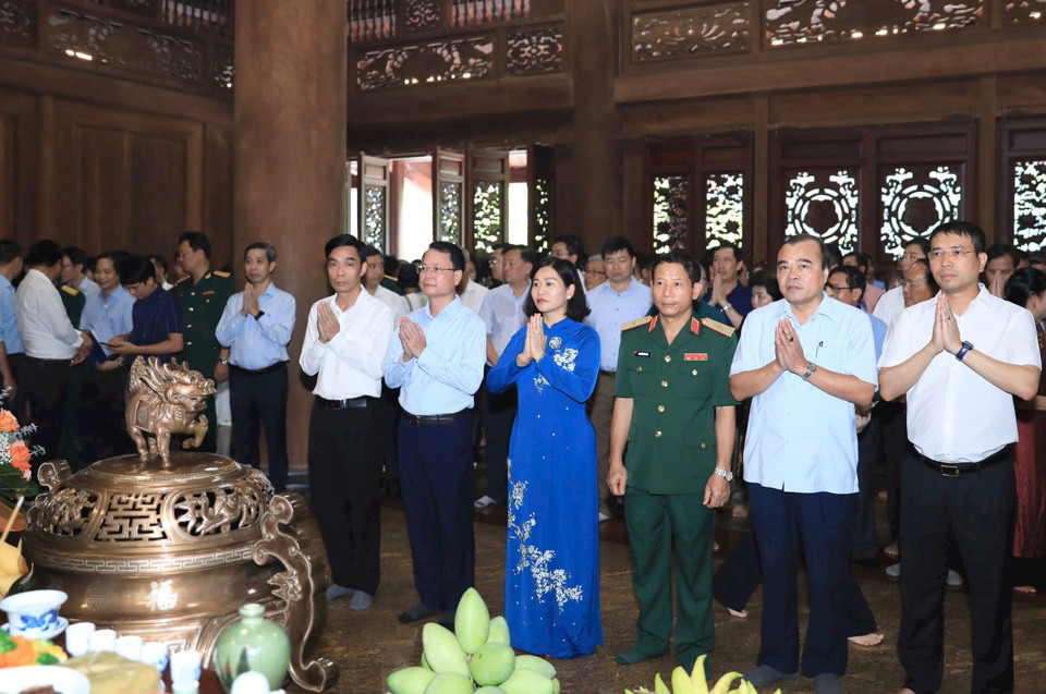 Phó Bí thư Thường trực Thành ủy Nguyễn Thị Tuyến và các đại biểu TPHà Nội dâng hương tưởng nhớ Chủ tịch Hồ Chí Minh.