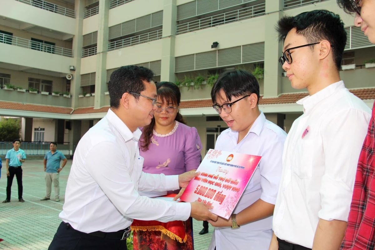 học bổng nguyễn hữu thọ cùng sinh viên, học sinh nghèo vượt khó hình ảnh 3 hoc bong nguyen huu tho cung sinh vien, hoc sinh ngheo vuot kho hinh anh 3