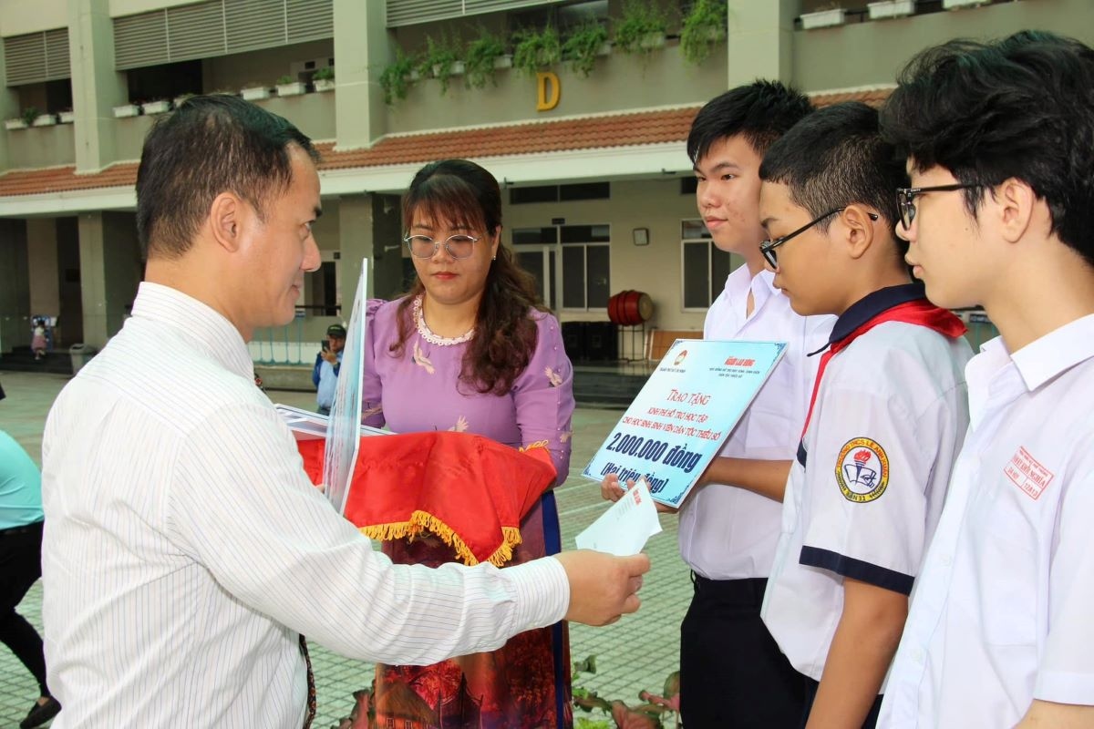 học bổng nguyễn hữu thọ cùng sinh viên, học sinh nghèo vượt khó hình ảnh 4 hoc bong nguyen huu tho cung sinh vien, hoc sinh ngheo vuot kho hinh anh 4