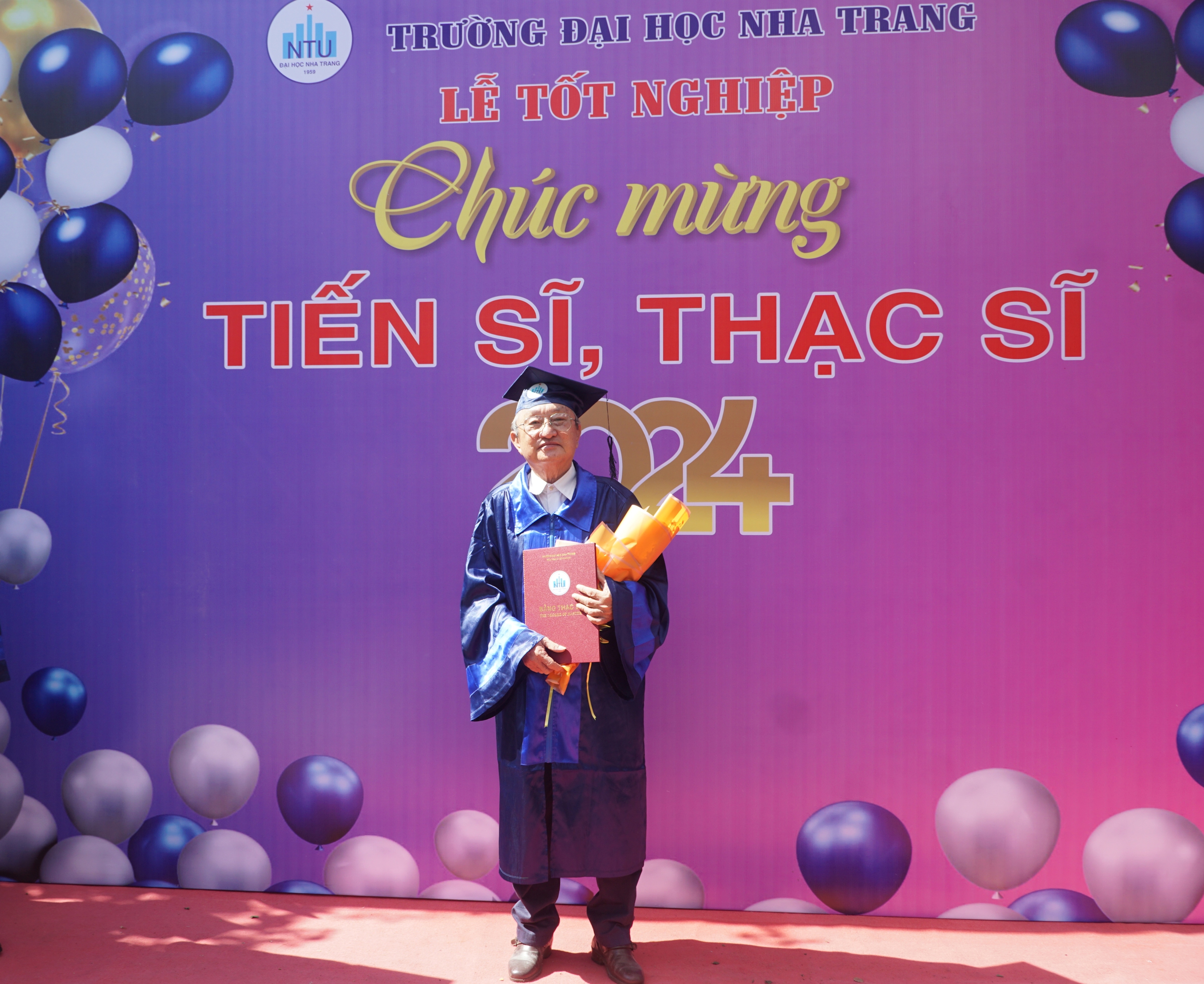74 tuổi tốt nghiệp thạc sĩ quản trị kinh doanh: 'Tôi sẽ ráng học lên tiến sĩ'- Ảnh 2. 74 tuổi tốt nghiệp thạc sĩ quản trị kinh doanh: 'Tôi sẽ ráng học lên tiến sĩ'- Ảnh 2.