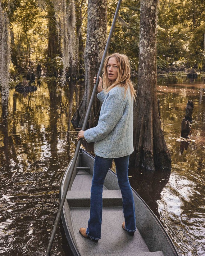 Quần jeans xanh và áo tweed, áo len mềm trở lại thành xu hướng hot- Ảnh 7. Quần jeans xanh và áo tweed, áo len mềm trở lại thành xu hướng hot- Ảnh 7.