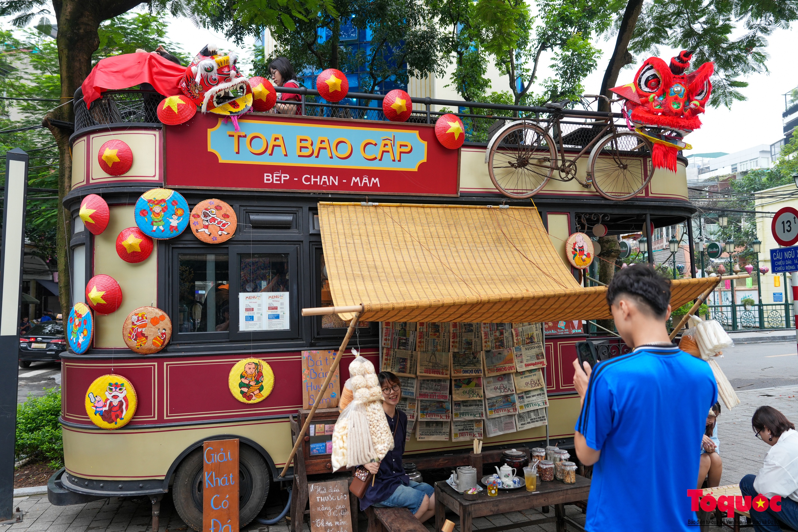 Du khách thích thú khám phá “Toa bao cấp Bếp - Chạn - Mâm” - Ảnh 9. Du khách thích thú khám phá “Toa bao cấp Bếp - Chạn - Mâm” - Ảnh 9.