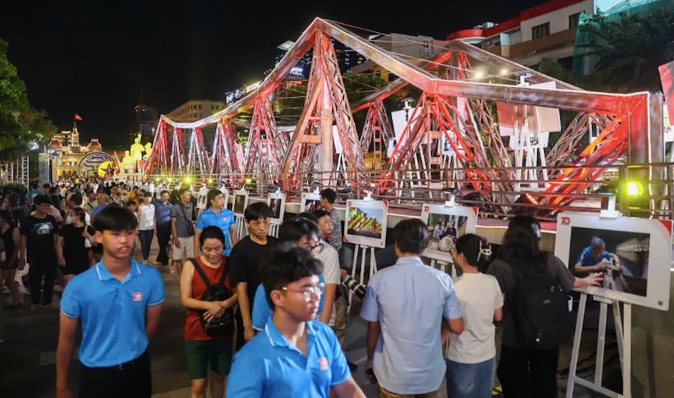 Phối cảnh cầu Long Biên được nhiều người dân và du khách thích thú. Cây cầu là một trong những văn hóa di sản đặc trưng được quảng bá tại TP Hồ Chí Minh trong chuỗi hoạt động "Những ngày Hà Nội tại TP Hồ Chí Minh".