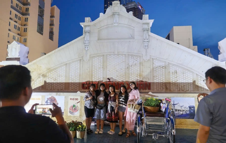 Người dân TP Hồ Chí Minh lưu luyến ghi lại những khoảnh khắc đáng nhớ tại mô hình chợ Đồng Xuân