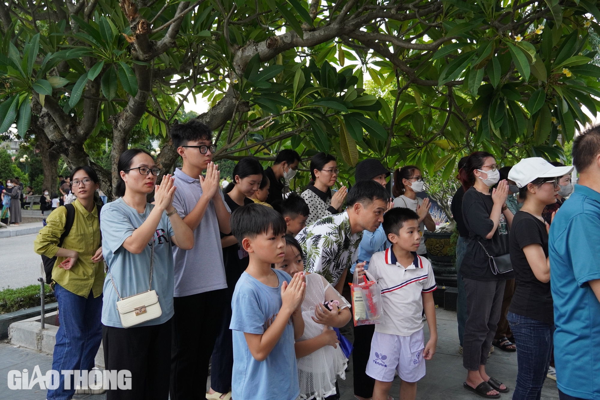 Vượt hơn 1.000km về nghĩa trang Mai Dịch tưởng nhớ Tổng Bí thư Nguyễn Phú Trọng- Ảnh 2. Vượt hơn 1.000km về nghĩa trang Mai Dịch tưởng nhớ Tổng Bí thư Nguyễn Phú Trọng- Ảnh 2.