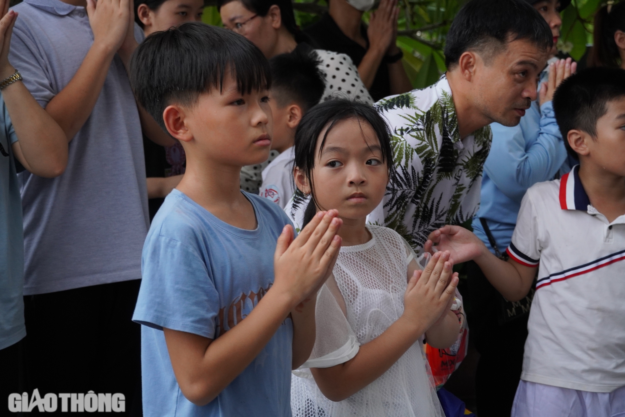 Vượt hơn 1.000km về nghĩa trang Mai Dịch tưởng nhớ Tổng Bí thư Nguyễn Phú Trọng- Ảnh 5. Vượt hơn 1.000km về nghĩa trang Mai Dịch tưởng nhớ Tổng Bí thư Nguyễn Phú Trọng- Ảnh 5.