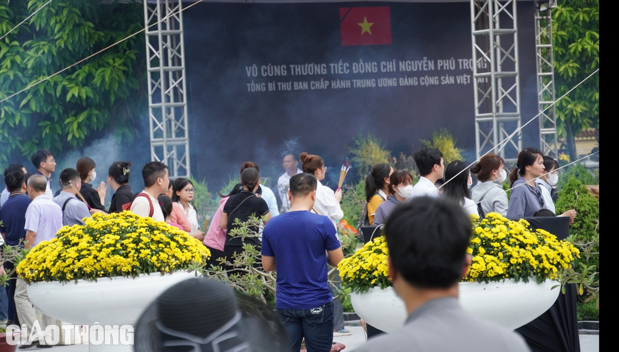 Vượt hơn 1.000km về nghĩa trang Mai Dịch tưởng nhớ Tổng Bí thư Nguyễn Phú Trọng- Ảnh 8. Vượt hơn 1.000km về nghĩa trang Mai Dịch tưởng nhớ Tổng Bí thư Nguyễn Phú Trọng- Ảnh 8.