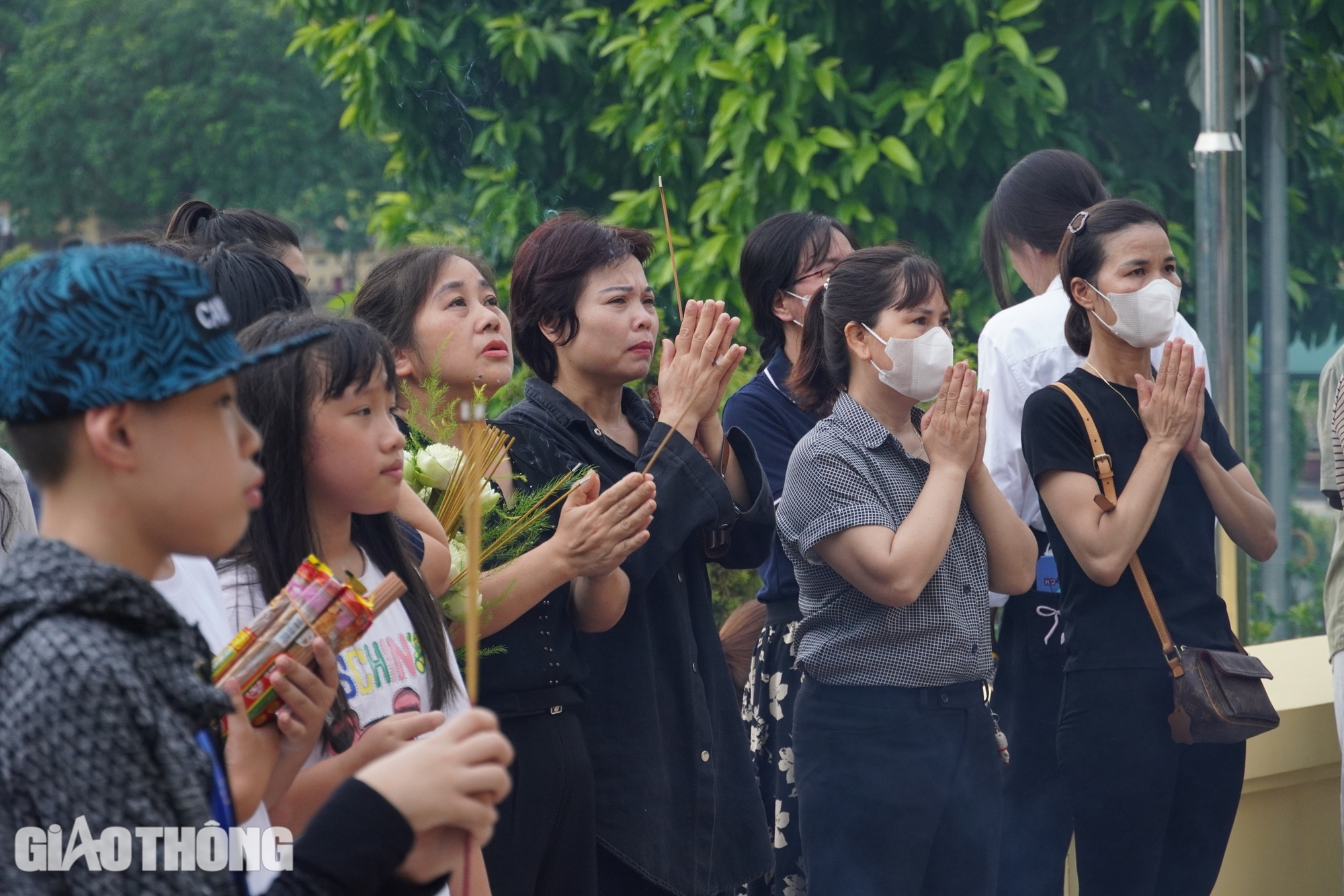 Vượt hơn 1.000km về nghĩa trang Mai Dịch tưởng nhớ Tổng Bí thư Nguyễn Phú Trọng- Ảnh 9. Vượt hơn 1.000km về nghĩa trang Mai Dịch tưởng nhớ Tổng Bí thư Nguyễn Phú Trọng- Ảnh 9.