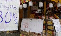 Bánh trung thu 'xả hàng' trước giờ G: Băn khoăn chất lượng với bánh khuyến mãi