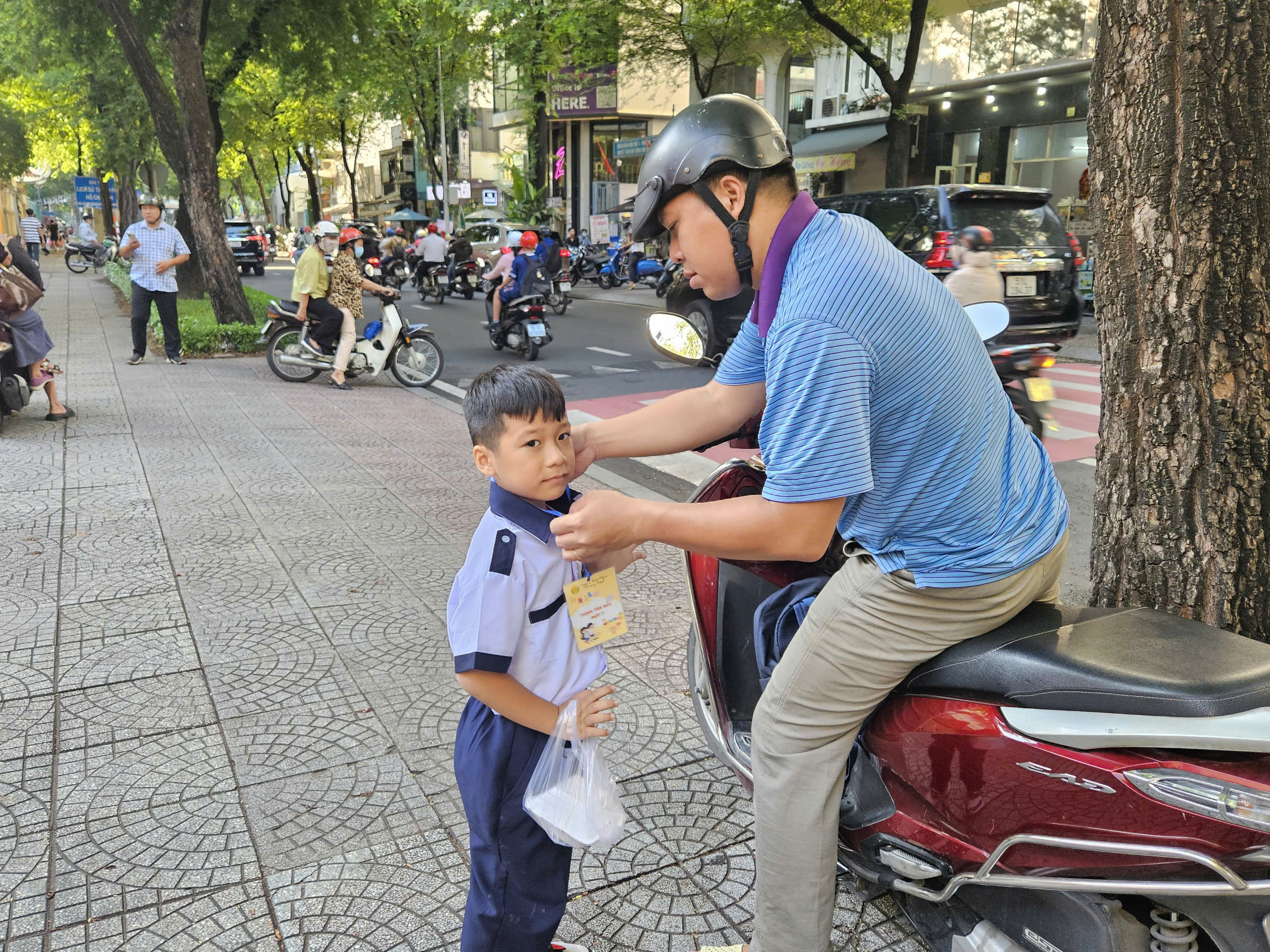 Nhiều cảm xúc trong ngày 1,7 triệu học sinh TP HCM tựu trường- Ảnh 5. Nhiều cảm xúc trong ngày 1,7 triệu học sinh TP HCM tựu trường- Ảnh 5.
