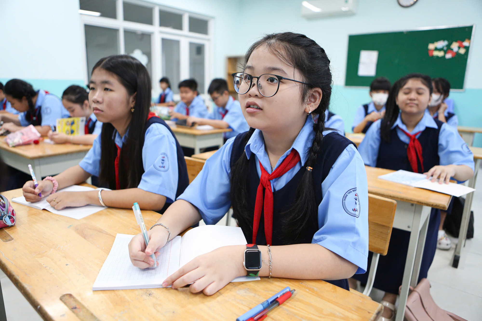 Học sinh TP.HCM trở lại trường - Ảnh 4. Học sinh TP.HCM rôm rả tựu trường - Ảnh 5.