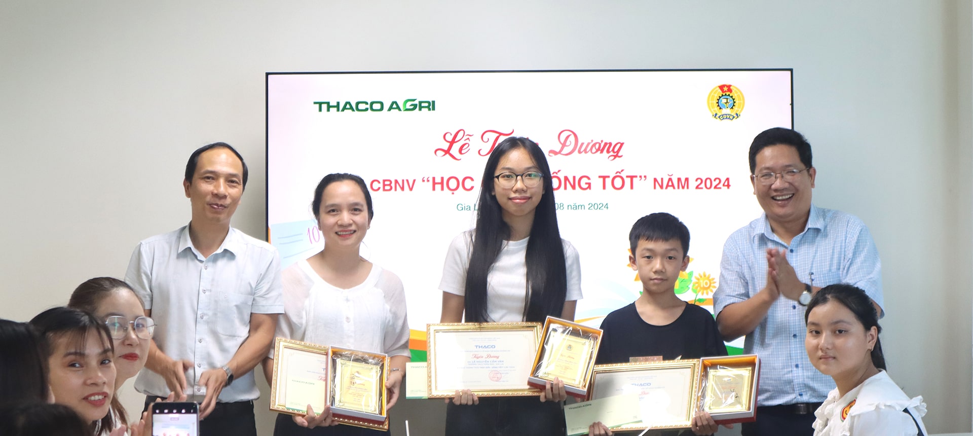 Trao khen thưởng “Học giỏi – Sống tốt” năm 2024 tại VP. điều hành Gia Lai banner-2