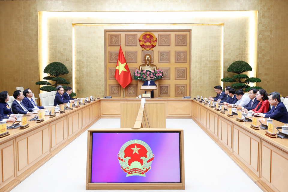 Thủ tướng mong muốn các đồng chí vừa được bổ nhiệm phát huy thế mạnh, kinh nghiệm công tác, "đồng cam, cộng khổ" cùng với tập thể Chính phủ kế thừa, phát huy truyền thống và kinh nghiệm quý báu, những kết quả, thành tích to lớn của Chính phủ qua các thời kỳ... - Ảnh: VGP/Nhật Bắc