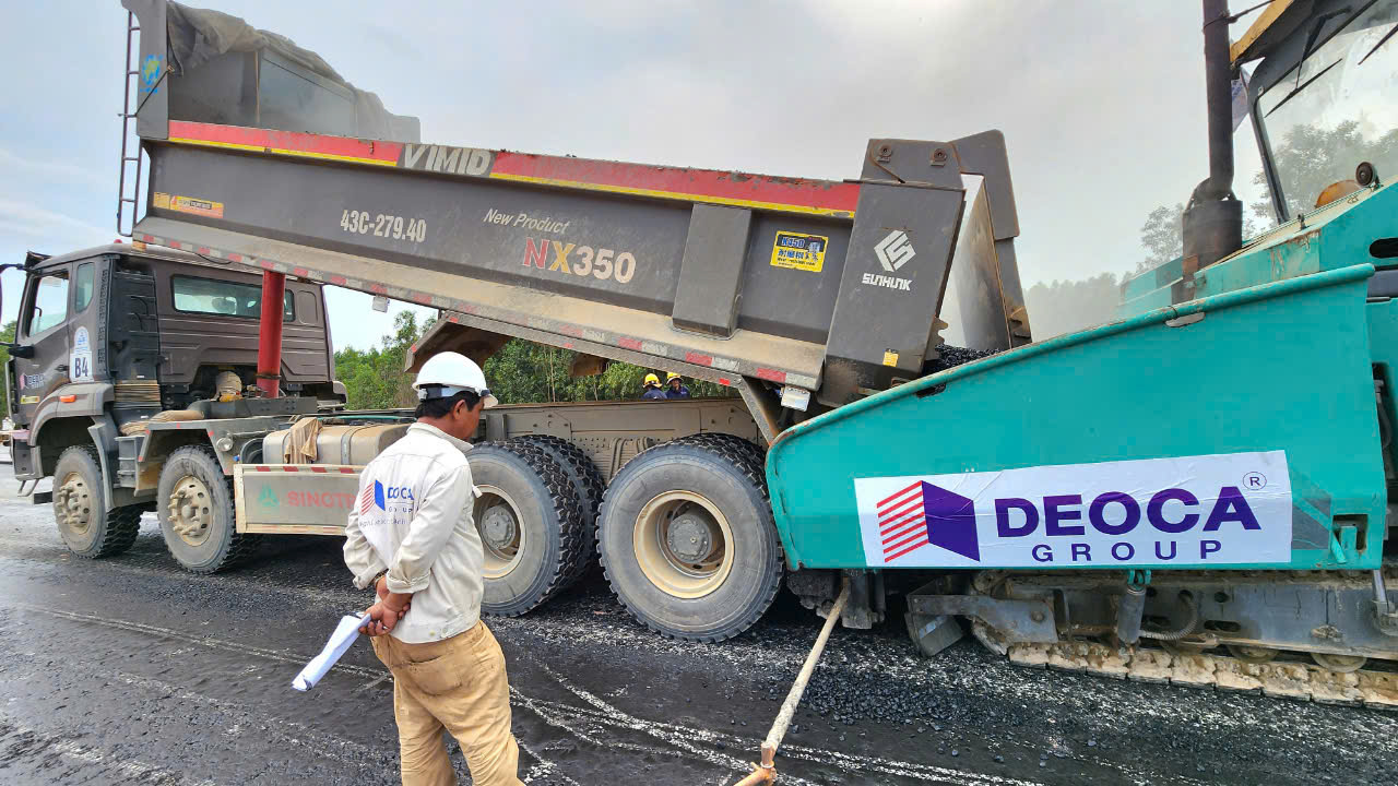 Cận cảnh thi công lớp bê tông nhựa đầu tiên trên cao tốc Quảng Ngãi - Hoài Nhơn- Ảnh 3. Cận cảnh thi công lớp bê tông nhựa đầu tiên trên cao tốc Quảng Ngãi - Hoài Nhơn- Ảnh 3.