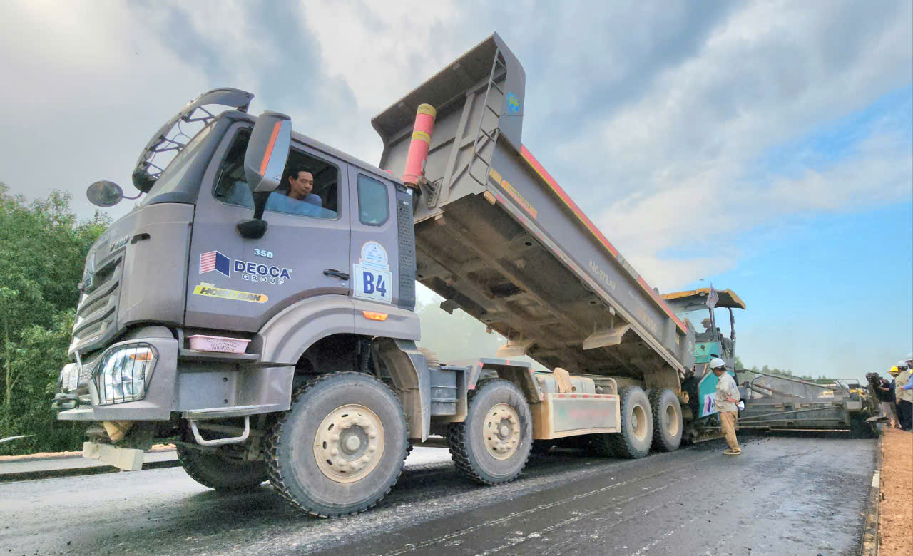 Cận cảnh thi công lớp bê tông nhựa đầu tiên trên cao tốc Quảng Ngãi - Hoài Nhơn- Ảnh 6. Cận cảnh thi công lớp bê tông nhựa đầu tiên trên cao tốc Quảng Ngãi - Hoài Nhơn- Ảnh 6.