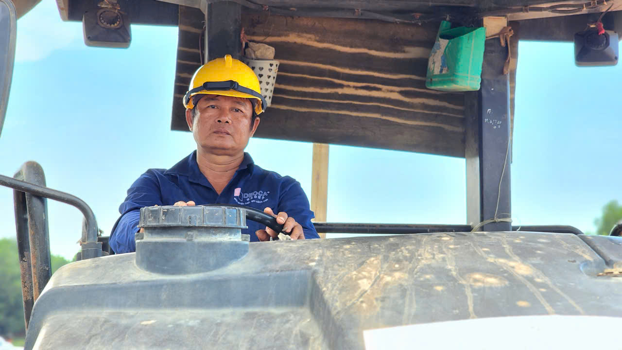 Cận cảnh thi công lớp bê tông nhựa đầu tiên trên cao tốc Quảng Ngãi - Hoài Nhơn- Ảnh 7. Cận cảnh thi công lớp bê tông nhựa đầu tiên trên cao tốc Quảng Ngãi - Hoài Nhơn- Ảnh 7.