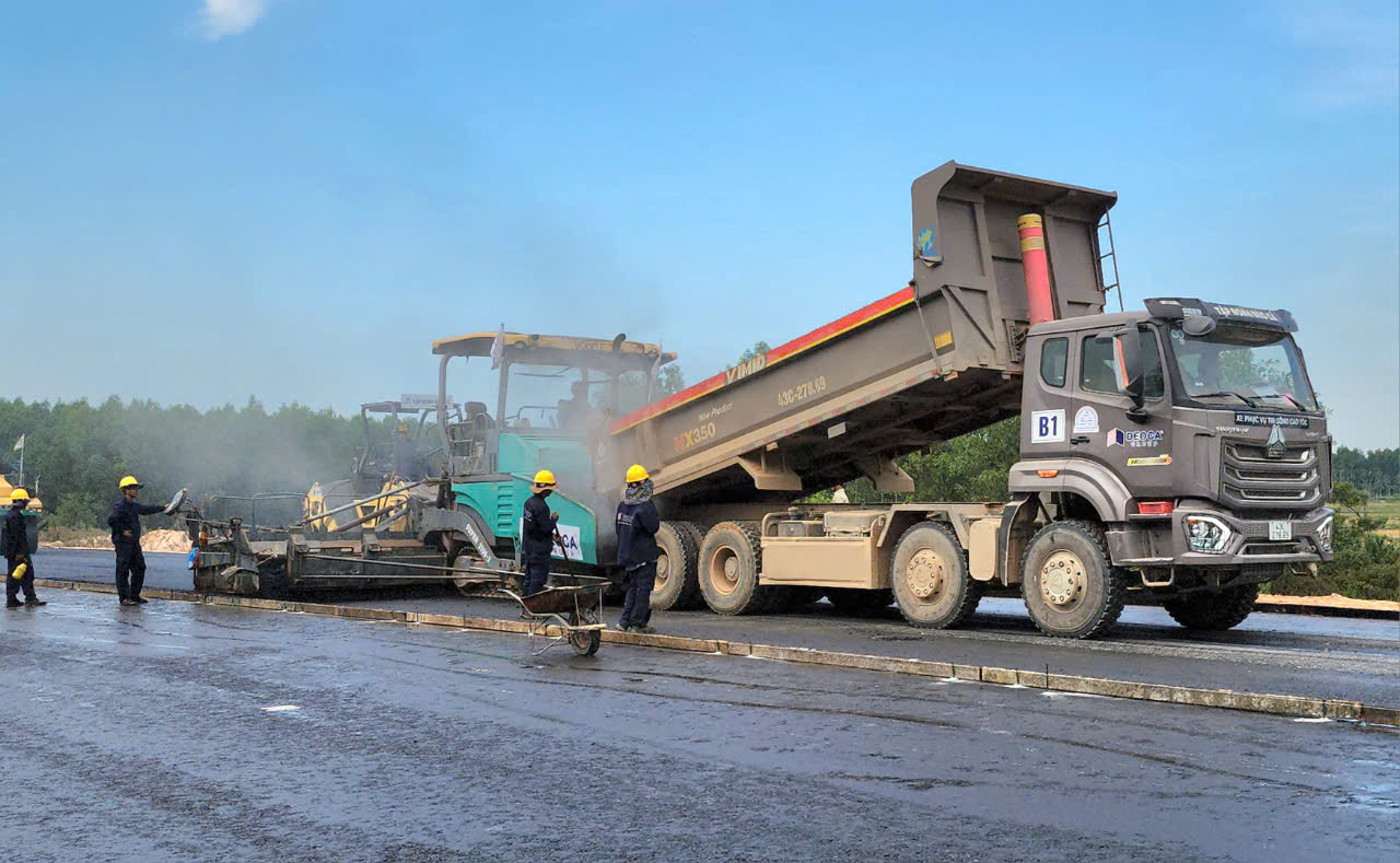 Cận cảnh thi công lớp bê tông nhựa đầu tiên trên cao tốc Quảng Ngãi - Hoài Nhơn- Ảnh 9. Cận cảnh thi công lớp bê tông nhựa đầu tiên trên cao tốc Quảng Ngãi - Hoài Nhơn- Ảnh 9.