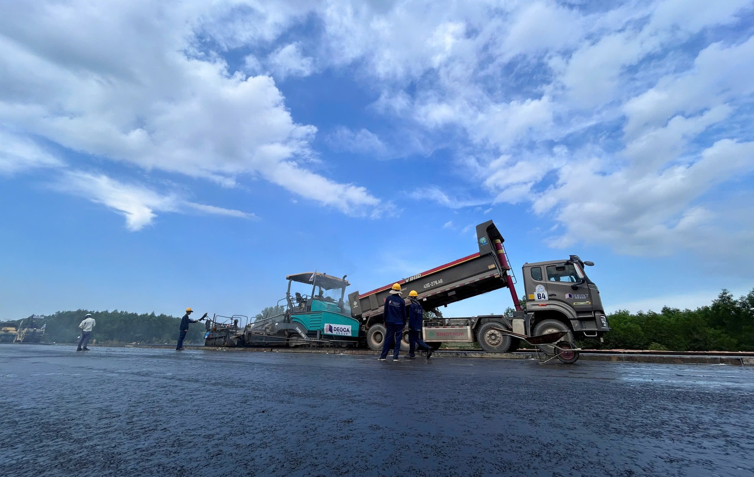 Cận cảnh thi công lớp bê tông nhựa đầu tiên trên cao tốc Quảng Ngãi - Hoài Nhơn- Ảnh 10. Cận cảnh thi công lớp bê tông nhựa đầu tiên trên cao tốc Quảng Ngãi - Hoài Nhơn- Ảnh 10.
