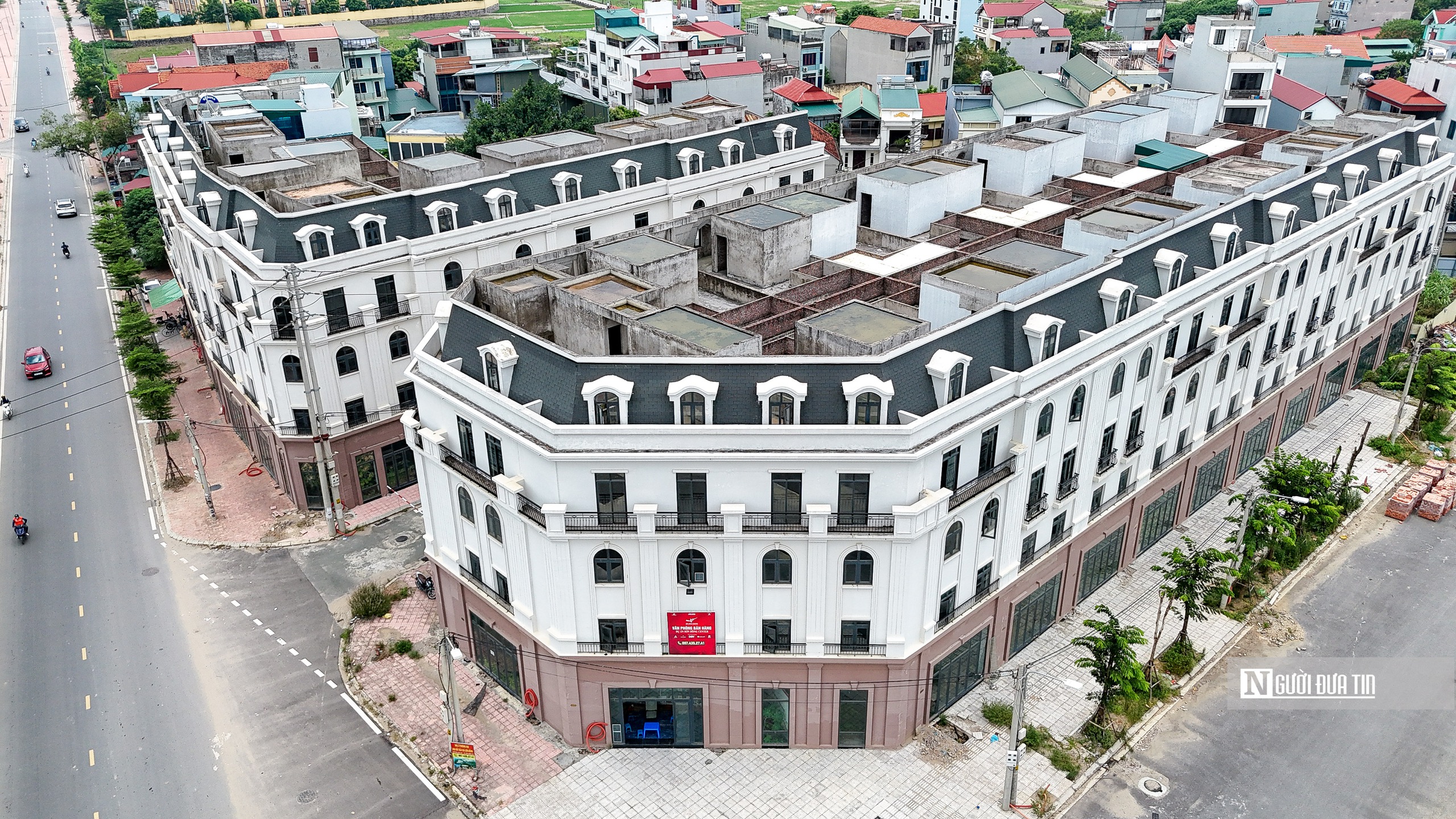 Hà Nội: Cỏ mọc um tùm trong nhà liền kề chục tỷ tại dự án Sơn Đồng Center- Ảnh 2. Hà Nội: Cỏ mọc um tùm trong nhà liền kề chục tỷ tại dự án Sơn Đồng Center- Ảnh 2.