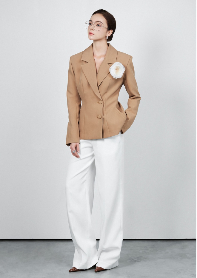 Mặc áo blazer đi học, đi làm mùa thu đông là chuẩn bài xu hướng- Ảnh 2. Mặc áo blazer đi học, đi làm mùa thu đông là chuẩn bài xu hướng- Ảnh 2.
