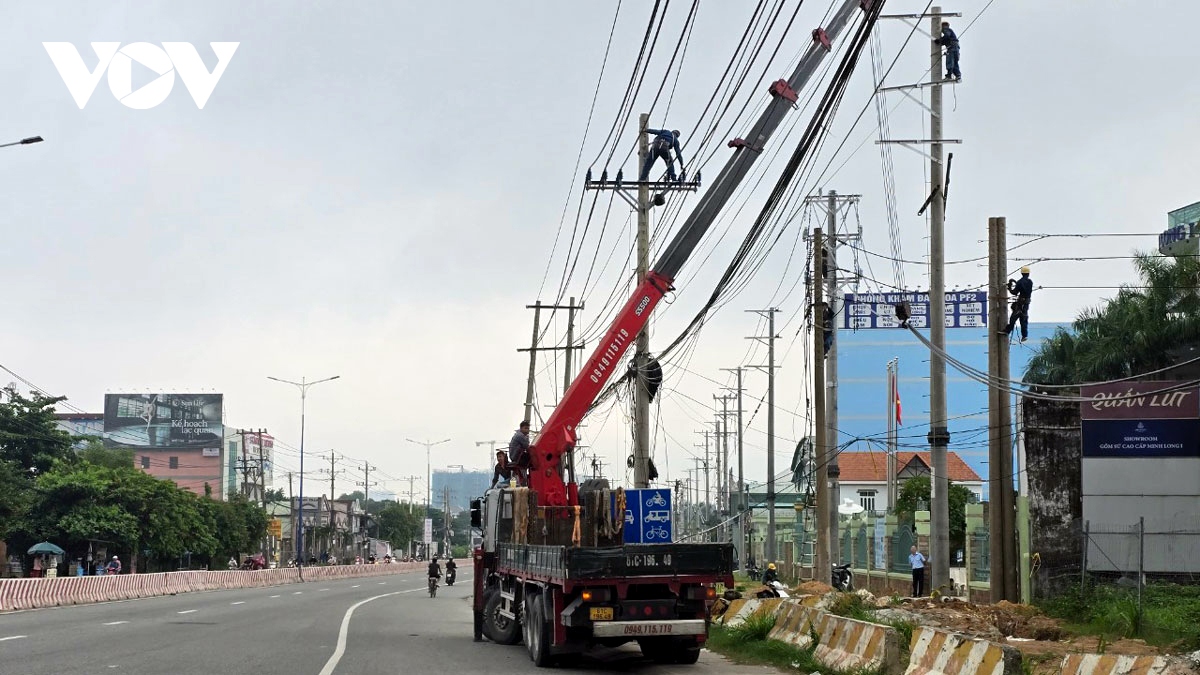 bình dương di dời số lượng lớn trụ điện phục vụ thi công quốc lộ 13 hình ảnh 2 binh duong di doi so luong lon tru dien phuc vu thi cong quoc lo 13 hinh anh 2