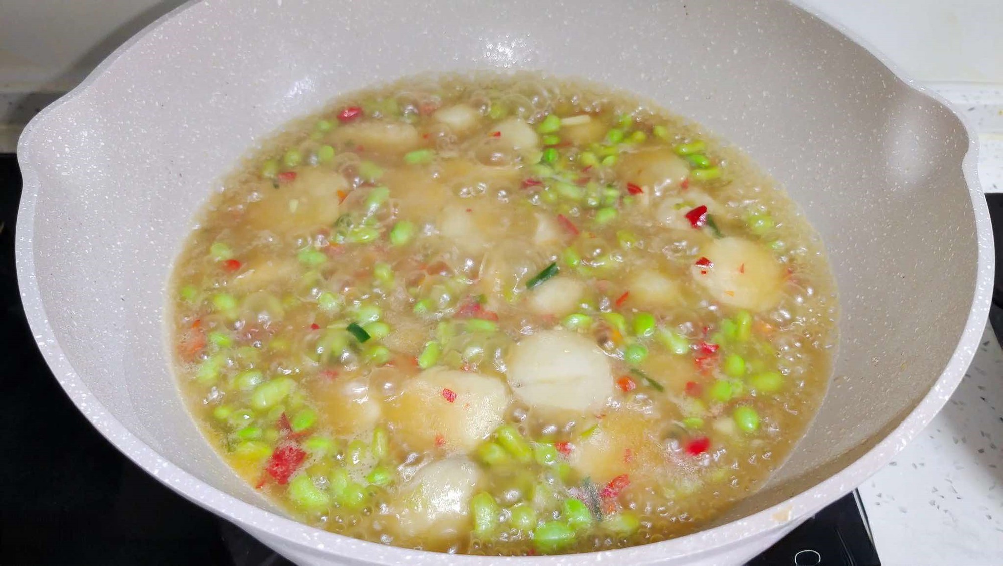 Cũng là canh khoai sọ nhưng nấu thế này hương vị ngọt ngon lạ miệng vô cùng - Ảnh 6. Cũng là canh khoai sọ nhưng nấu thế này hương vị ngọt ngon lạ miệng vô cùng - Ảnh 6.