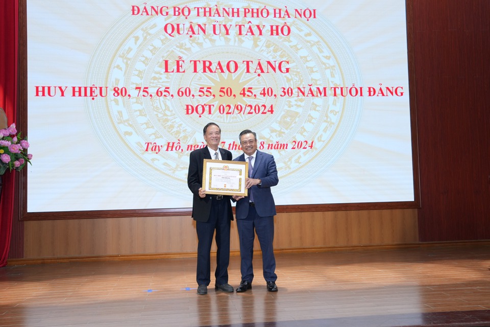 Chủ tịch UBND TP Hà Nội Trần Sỹ Thanh trao Huy hiệu 55 tuổi Đảng cho đồng chí Trần Đình Đàn – nguyên Chủ nhiệm Văn phòng Quốc hội.