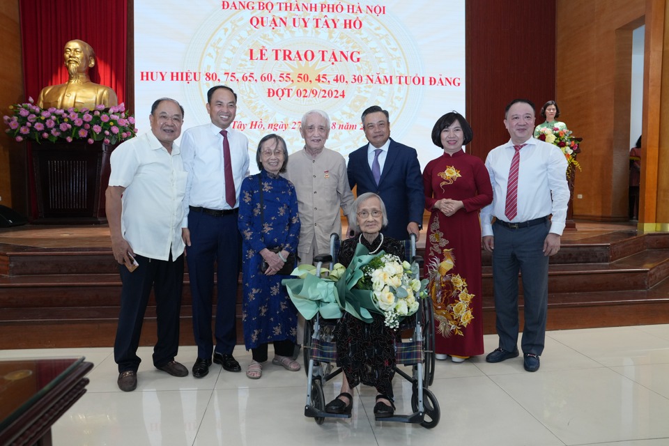 Lãnh đạo TP Hà Nội và quận Tây Hồ chụp ảnh lưu niệm với các đảng viên nhận Huy hiệu 75 năm, 80 năm tuổi Đảng.